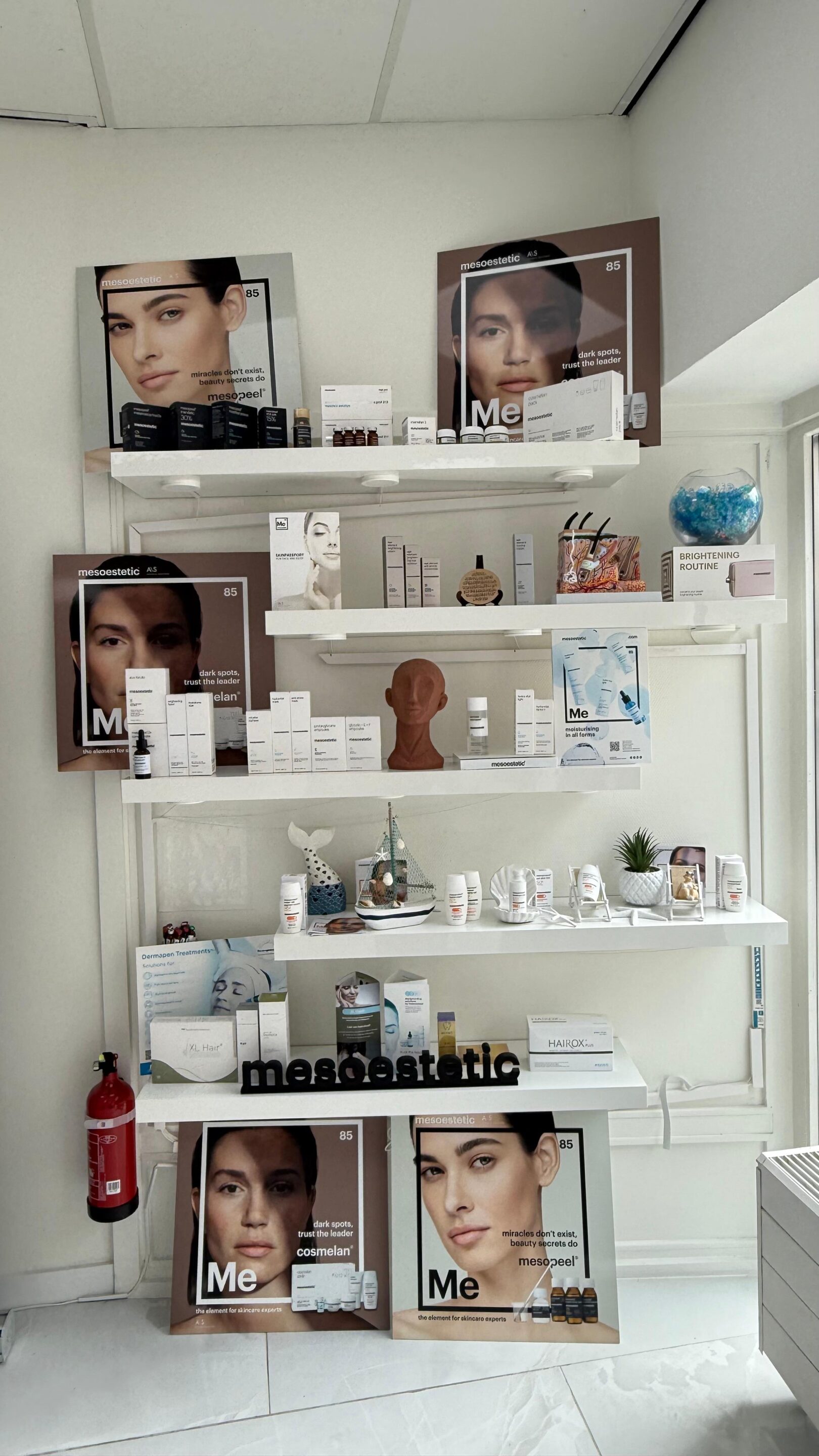 Dame met een mooie, zachte, stralende huid met een gezonde teint.