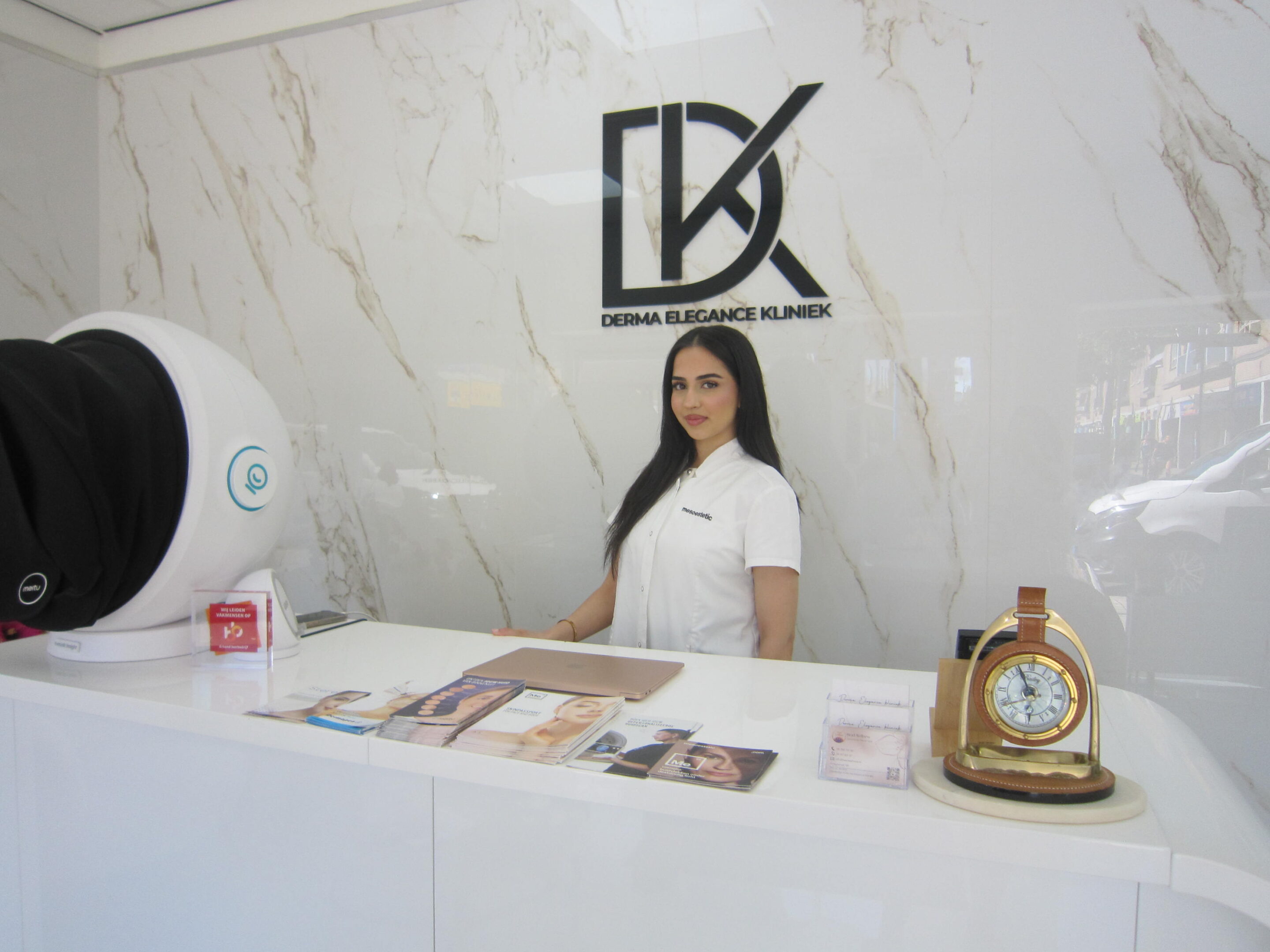 Potje roze Himalayazout met een houten lepel op een lichte achtergrond.